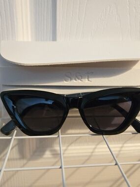 Black Cat-Eye Sunglasses - Summer & Rose